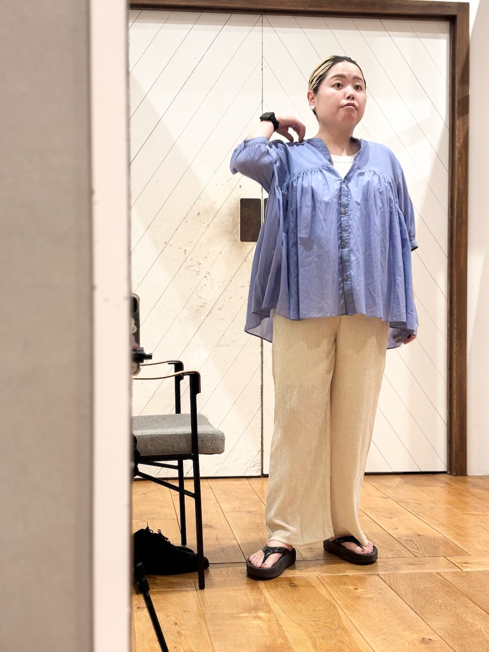 ブルー系のシャツ/ブラウス、ベージュ系のその他パンツ、ブラック系のサンダルを着用したレディースの夏コーディネートの2枚目の写真