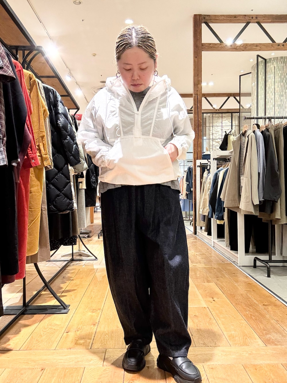 その他のシャツ/ブラウス、ブルー系のデニムパンツを着用したレディースの冬コーディネートの4枚目の写真