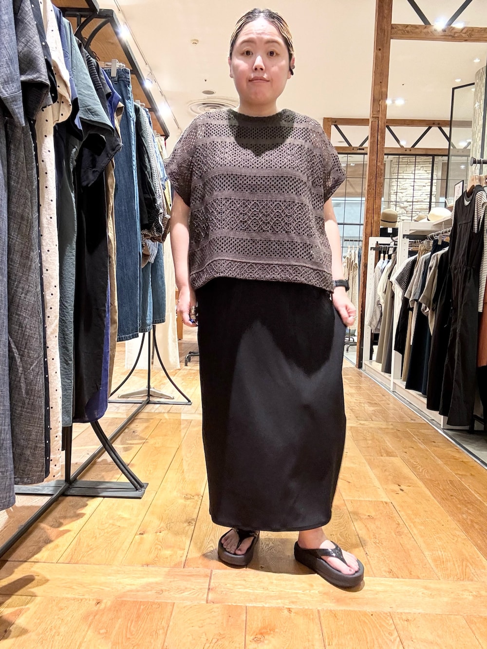 ブラウン系のその他トップス、ブラック系のワンピース、ブラック系のサンダルを着用したレディースの夏コーディネートの4枚目の写真