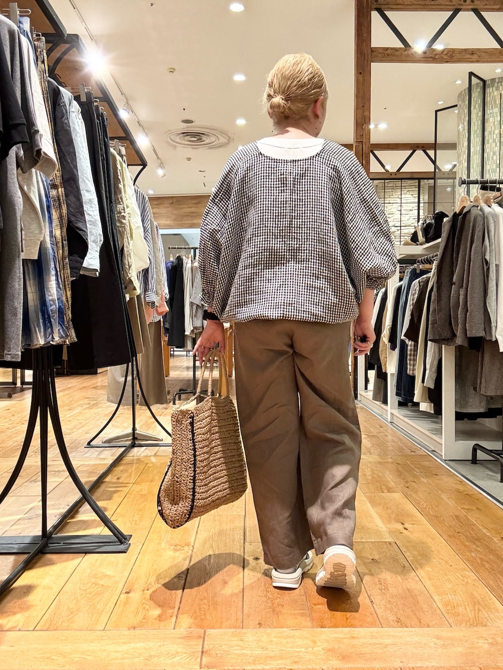 その他のシャツ/ブラウス、ブラウン系のその他パンツ、ホワイト系のタンクトップを着用したレディースの春コーディネートの3枚目の写真