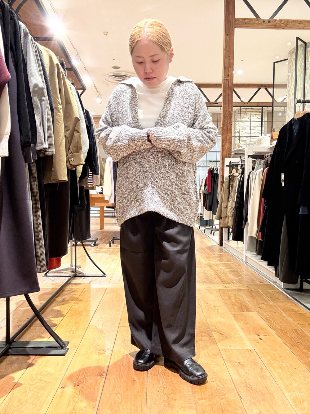 グレー系のニット/セーター、ブラック系のその他パンツ、ブラック系のその他パンツを着用したレディースの秋コーディネートの2枚目の写真