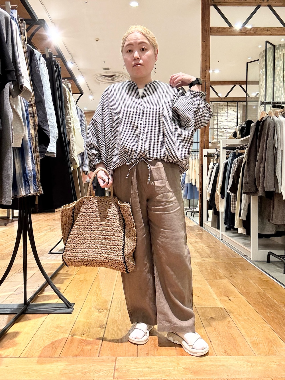 その他のシャツ/ブラウス、ブラウン系のその他パンツ、ホワイト系のタンクトップを着用したレディースの春コーディネートの4枚目の写真