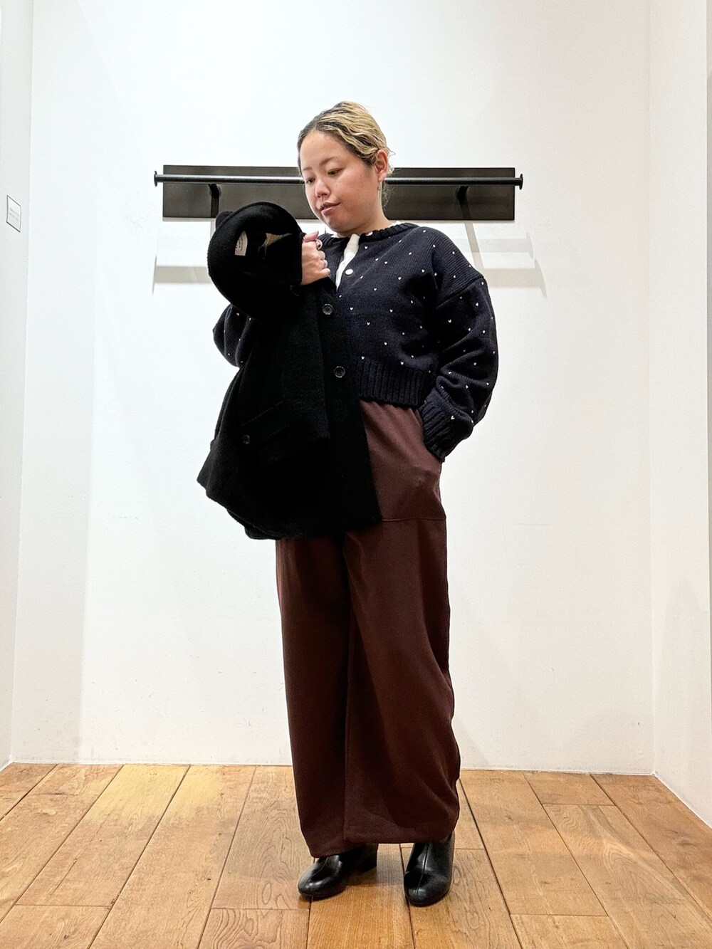 「冬アウター、最近のいい感じコーデ、ブラウン、冬コーデ、きれいめカジュアル、お出かけコーデ、オトナ女子、お洒落さんとつながりたい、パンツコーデ、大人ファッション、大人コーデ、ジャケット/アウター、冬、骨格ストレート、DOORS」｜「EKALのウールライクワイドイージートラウザー（その他パンツ、ブラウン系）」を使った、チコたんさん（レディース・156cm）の秋コーディネートの3枚目の写真