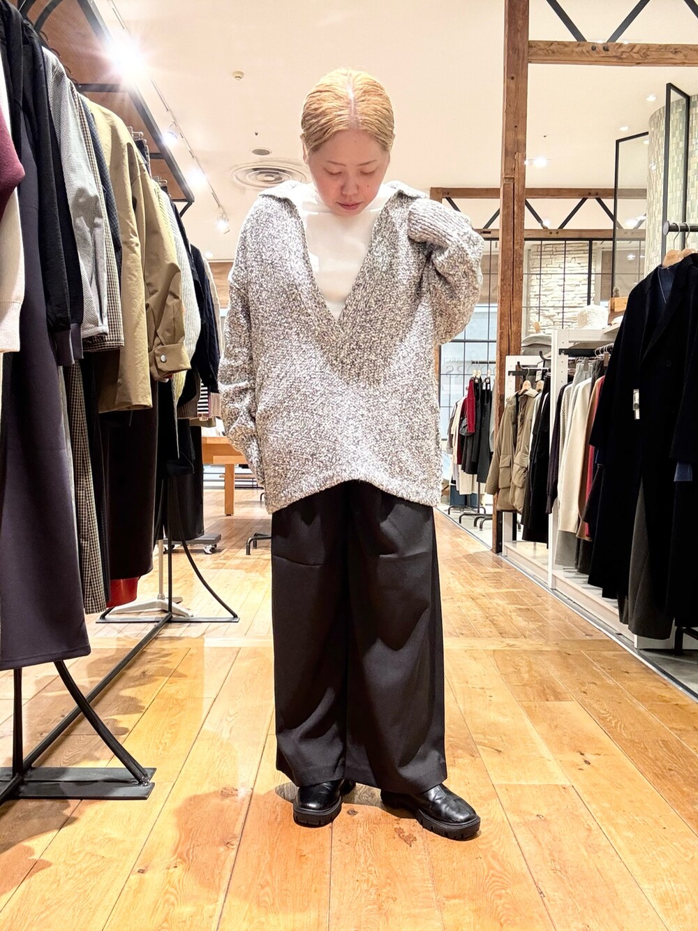 グレー系のニット/セーター、ブラック系のその他パンツ、ブラック系のその他パンツを着用したレディースの秋コーディネートの4枚目の写真