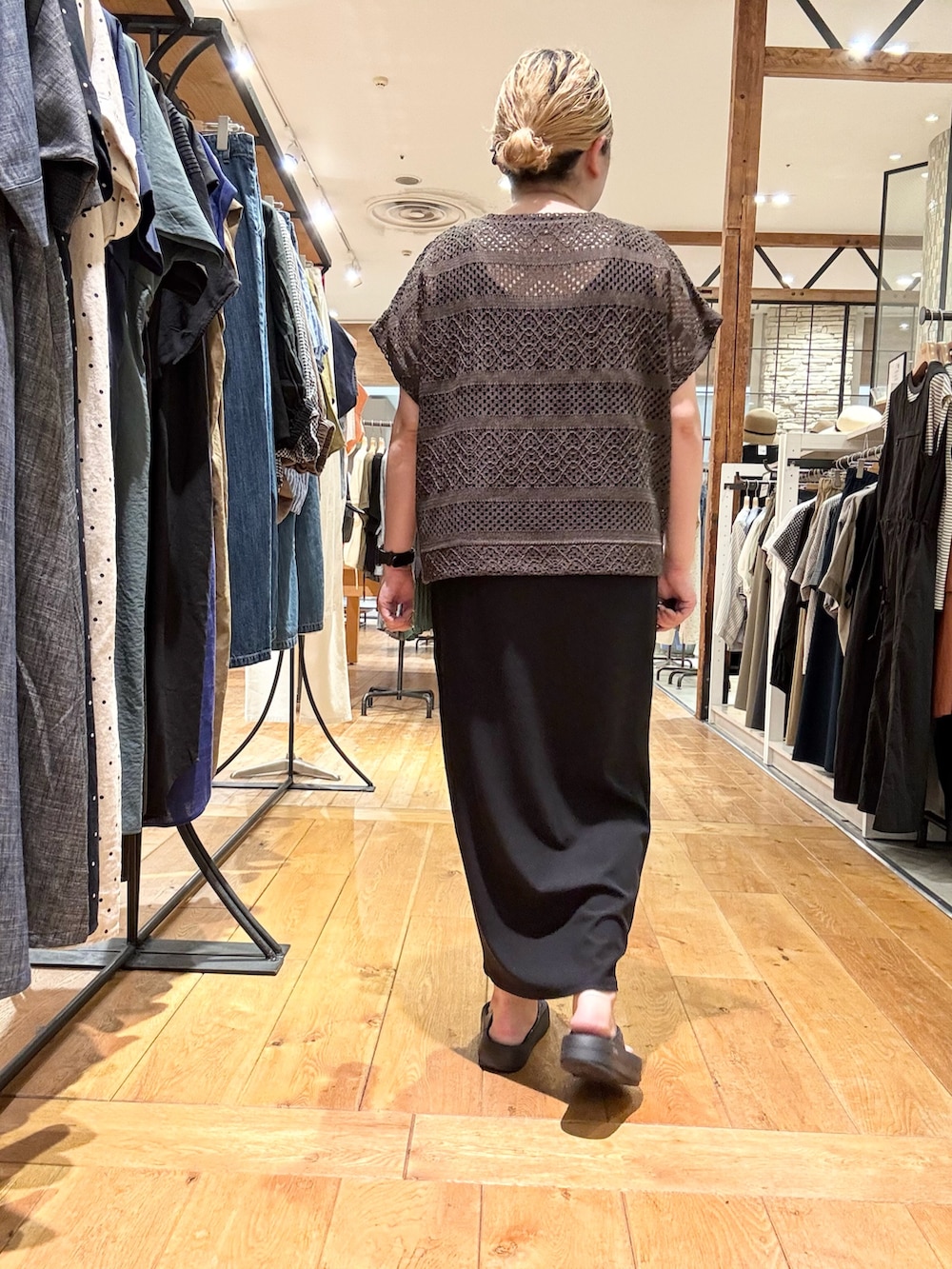 ブラウン系のその他トップス、ブラック系のワンピース、ブラック系のサンダルを着用したレディースの夏コーディネートの3枚目の写真