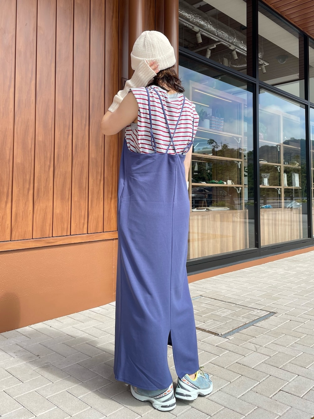 ブルー系のTシャツ/カットソー、ブルー系のワンピース、ホワイト系のアームカバーを着用したレディースの夏コーディネートの3枚目の写真