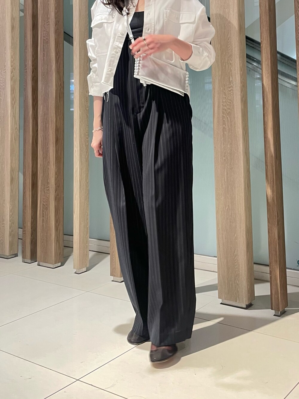 ブルー系のつなぎ/オールインワン、シルバー系のショルダーバッグ、ホワイト系のシャツ/ブラウスを着用したレディースの春コーディネートの4枚目の写真