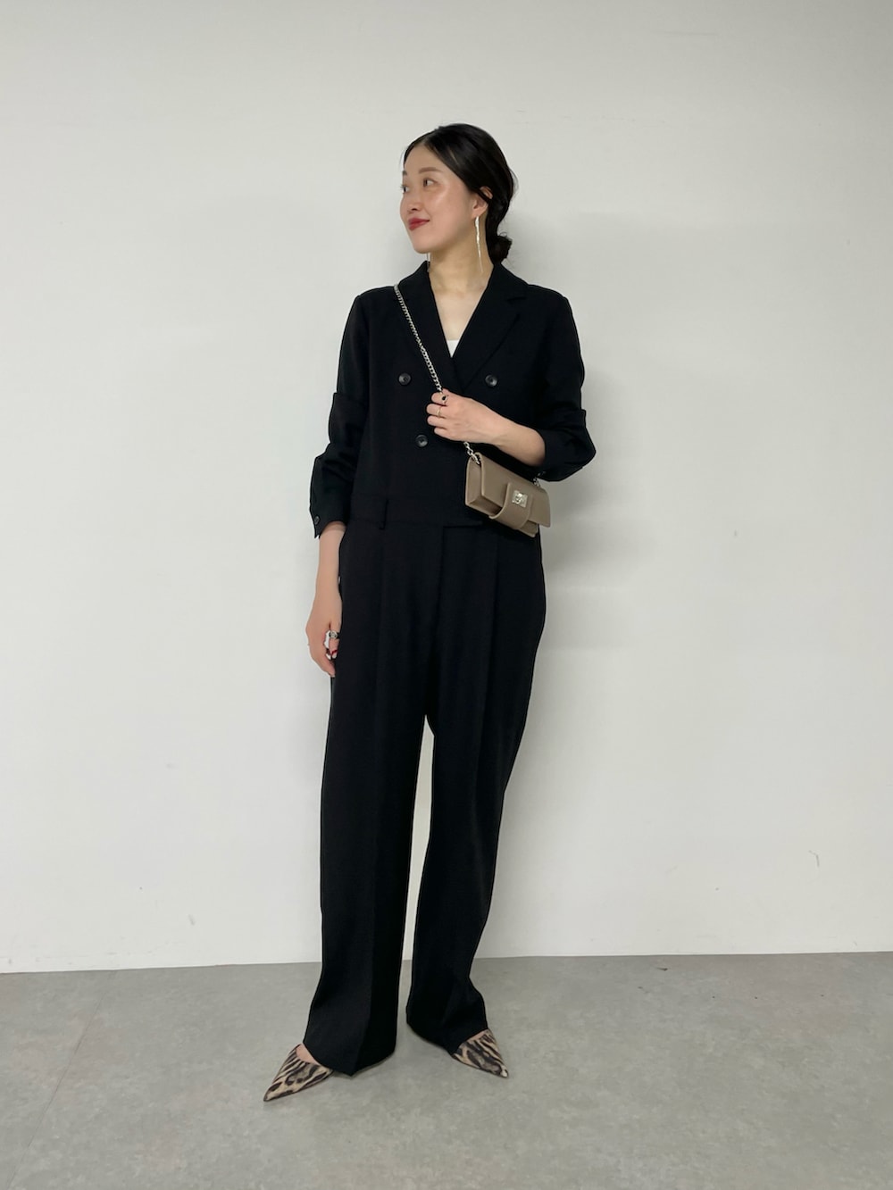 「韓国ファッション、オールブラック、オールインワン、ジャンプスーツ、テーラード、ブラックコーデ、ハンサムコーデ、大人カジュアル、大人コーデ、ラクチンコーデ、パンツスタイル、チェーンバッグ、ミニバッグ、30代コーデ、骨格ウェーブ」｜「THE PAUSEの【THE PAUSE】テーラーカラージャンプスーツ（つなぎ/オールインワン、ブラック系）」を使った、CHIHIROさん（レディース・161cm）の夏コーディネートの3枚目の写真