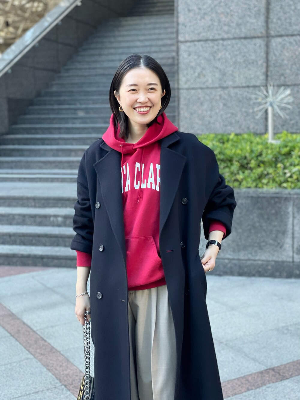 「マイベストコーデ2023、クリスマスに着たい服、ロングコート、冬アウター、リバーコート、赤、きれいめカジュアル、パーカー、古着、古着MIX、タックパンツ、パンツスタイル、ショートブーツ、休日スタイル、30代コーデ」｜「FABIO RUSCONIの【FABIO RUSCONI】チャンキヒールプレーンショートブーツ（ブーツ、ブラック系）」を使った、CHIHIROさん（レディース・161cm）の冬コーディネートの4枚目の写真