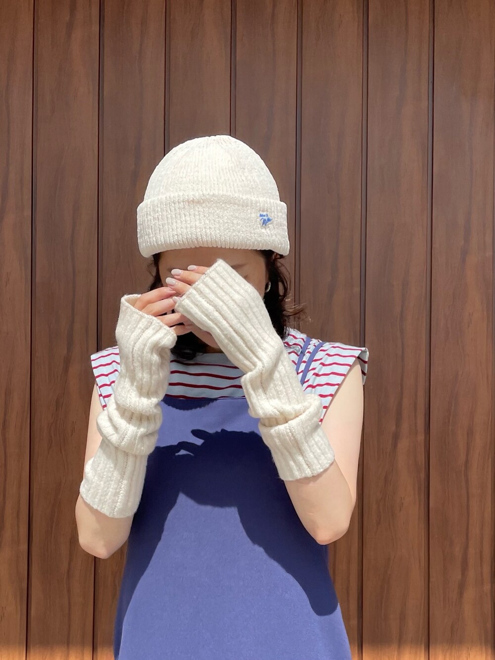 ブルー系のTシャツ/カットソー、ブルー系のワンピース、ホワイト系のアームカバーを着用したレディースの夏コーディネートの2枚目の写真