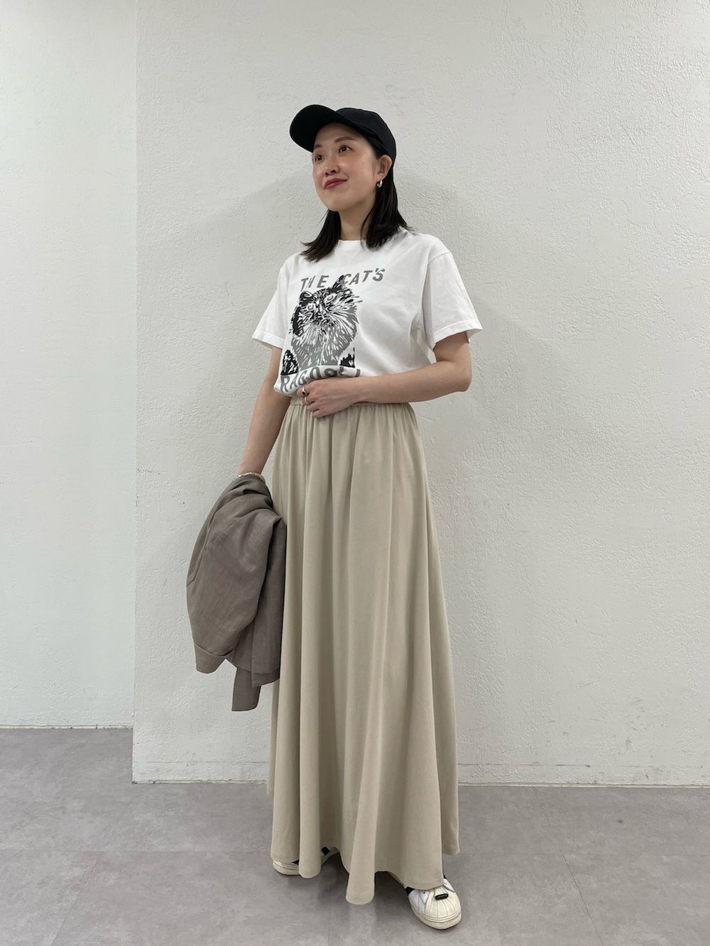 ホワイト系のTシャツ/カットソー、ベージュ系のテーラードジャケット、ベージュ系のスカートを着用したレディースの春コーディネートの5枚目の写真