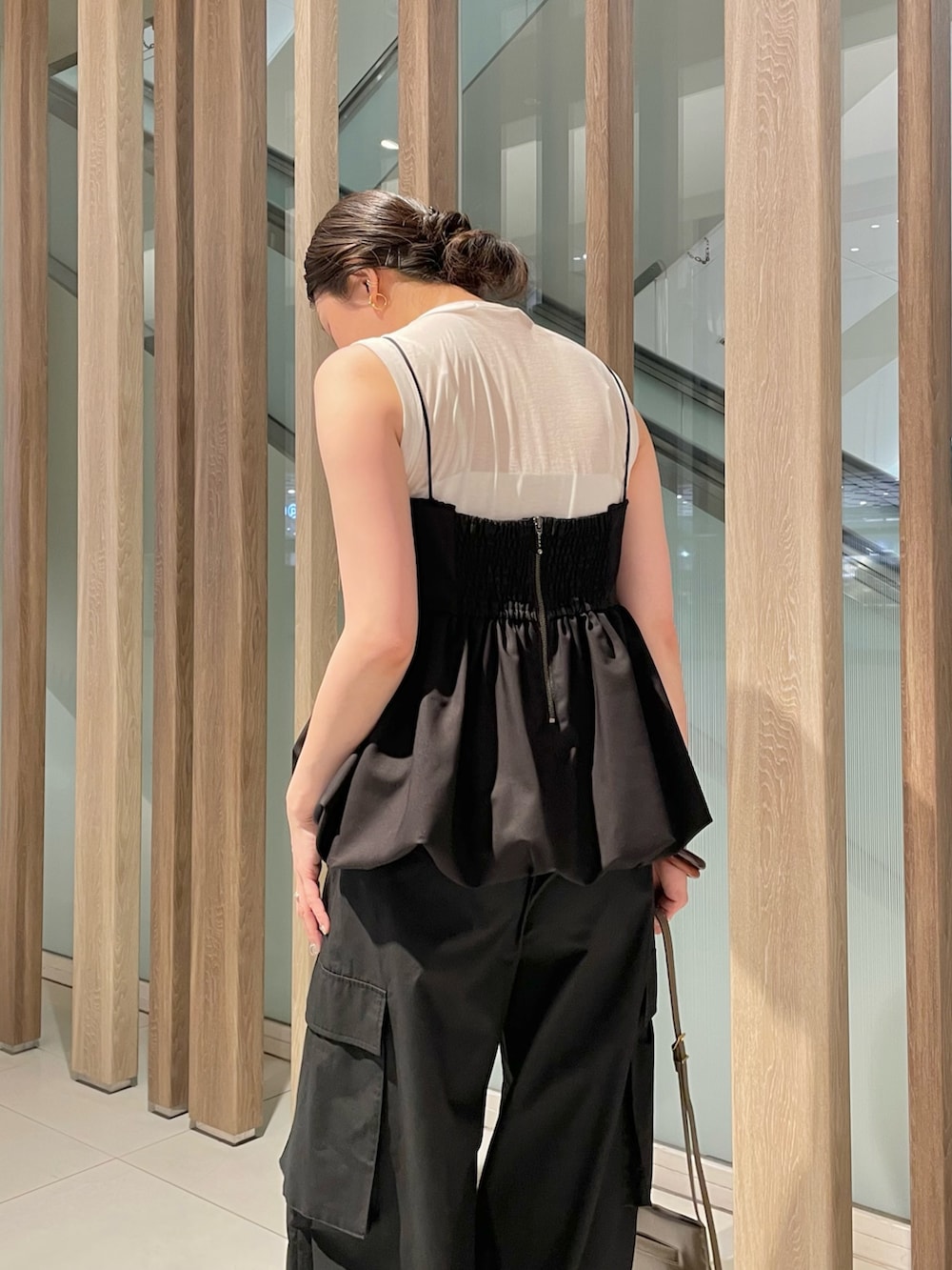 ブラック系のシャツ/ブラウス、ホワイト系のTシャツ/カットソー、ブラック系のカーゴパンツを着用したレディースの春コーディネートの4枚目の写真