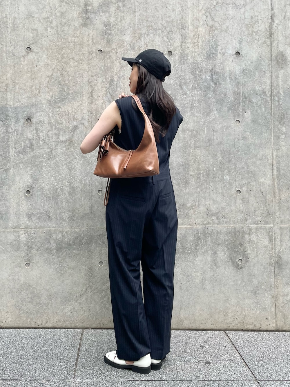 「サンダル、やっぱり帽子が好き、休日スタイル、お出かけコーデ、オールインワン、ジャンプスーツ、ハンサムコーデ、大人カジュアル、キャップ、グルカサンダル、バングル、ワンショルダー、ストライプ、ノースリーブ、30代コーデ」|「THE PAUSEの【THE PAUSE】テーラーカラーノースリーブジャンプスーツ(つなぎ/オールインワン、ブルー系)」を使った、CHIHIROさん(レディース・161cm)の春コーディネートの6枚目の写真