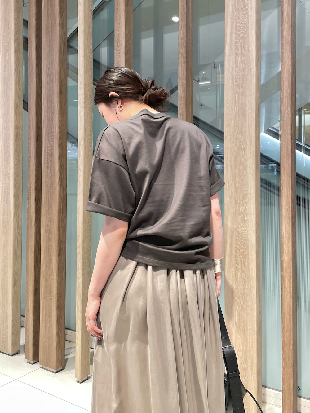 グレー系のTシャツ/カットソー、ベージュ系のワンピース、ブラウン系のサンダルを着用したレディースの夏コーディネートの4枚目の写真