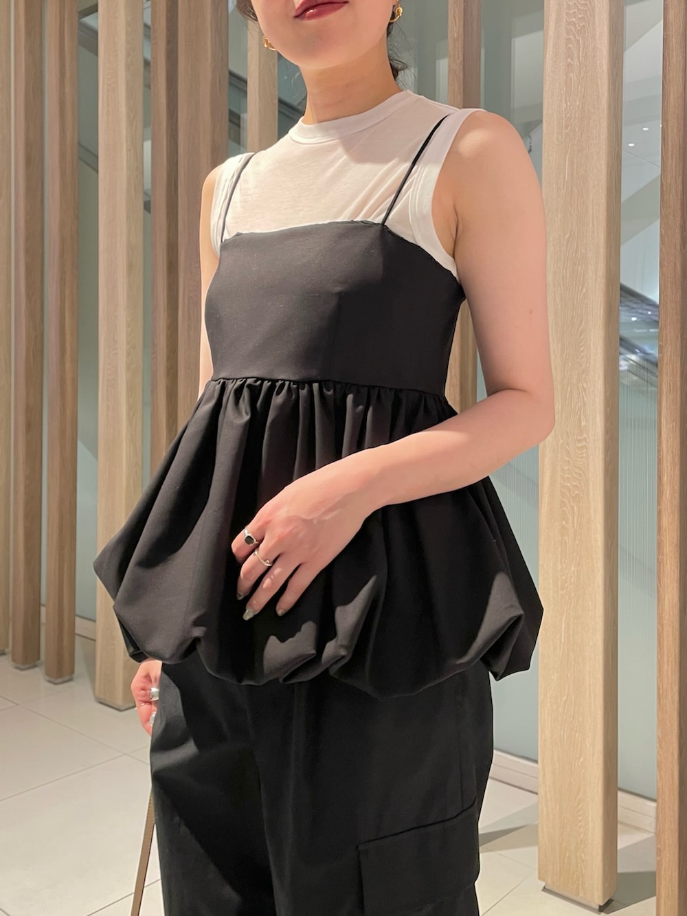 ブラック系のシャツ/ブラウス、ホワイト系のTシャツ/カットソー、ブラック系のカーゴパンツを着用したレディースの春コーディネートの7枚目の写真