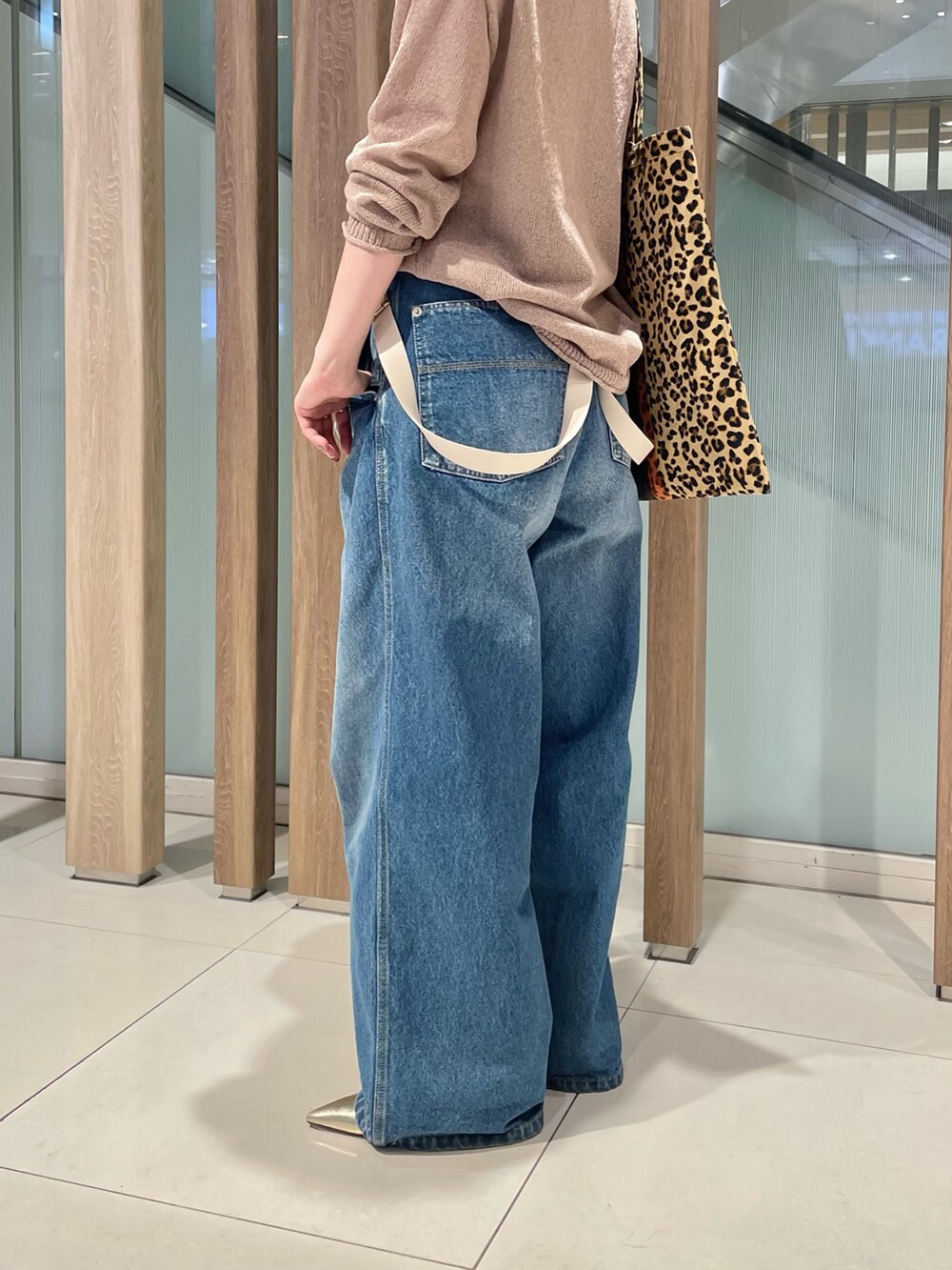 「シアートップス、今日のコーデ、春カラー、パンツコーデ、楽チンコーデ、ベージュコーデ、メッシュ、メッシュニット、デニム、デニムパンツ、デニムコーデ、サスペンダー、レオパード、トートバッグ、30代コーデ」|「Whim Gazetteの【Hoaw.】ポインテッドパンプス(パンプス、ゴールド系)」を使った、CHIHIROさん(レディース・161cm)の春コーディネートの5枚目の写真