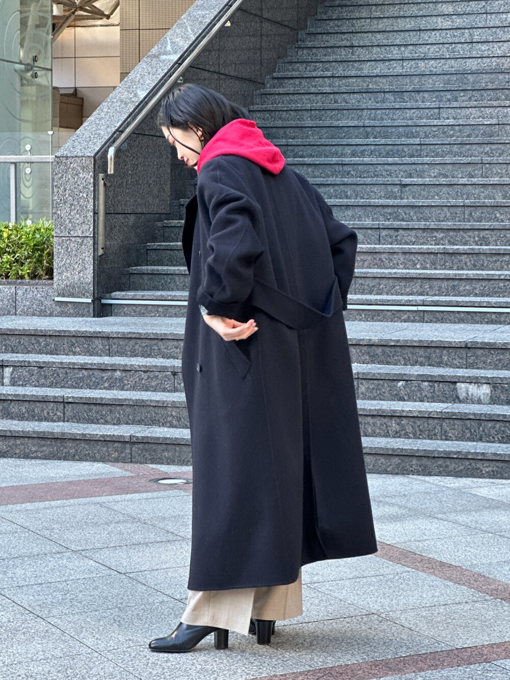 「マイベストコーデ2023、クリスマスに着たい服、ロングコート、冬アウター、リバーコート、赤、きれいめカジュアル、パーカー、古着、古着MIX、タックパンツ、パンツスタイル、ショートブーツ、休日スタイル、30代コーデ」｜「FABIO RUSCONIの【FABIO RUSCONI】チャンキヒールプレーンショートブーツ（ブーツ、ブラック系）」を使った、CHIHIROさん（レディース・161cm）の冬コーディネートの5枚目の写真