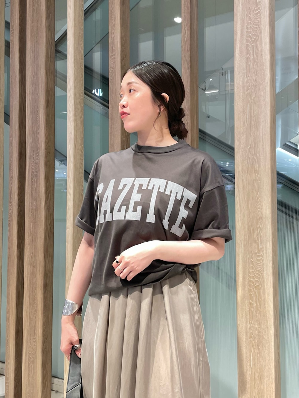 グレー系のTシャツ/カットソー、ベージュ系のワンピース、ブラウン系のサンダルを着用したレディースの夏コーディネートの3枚目の写真
