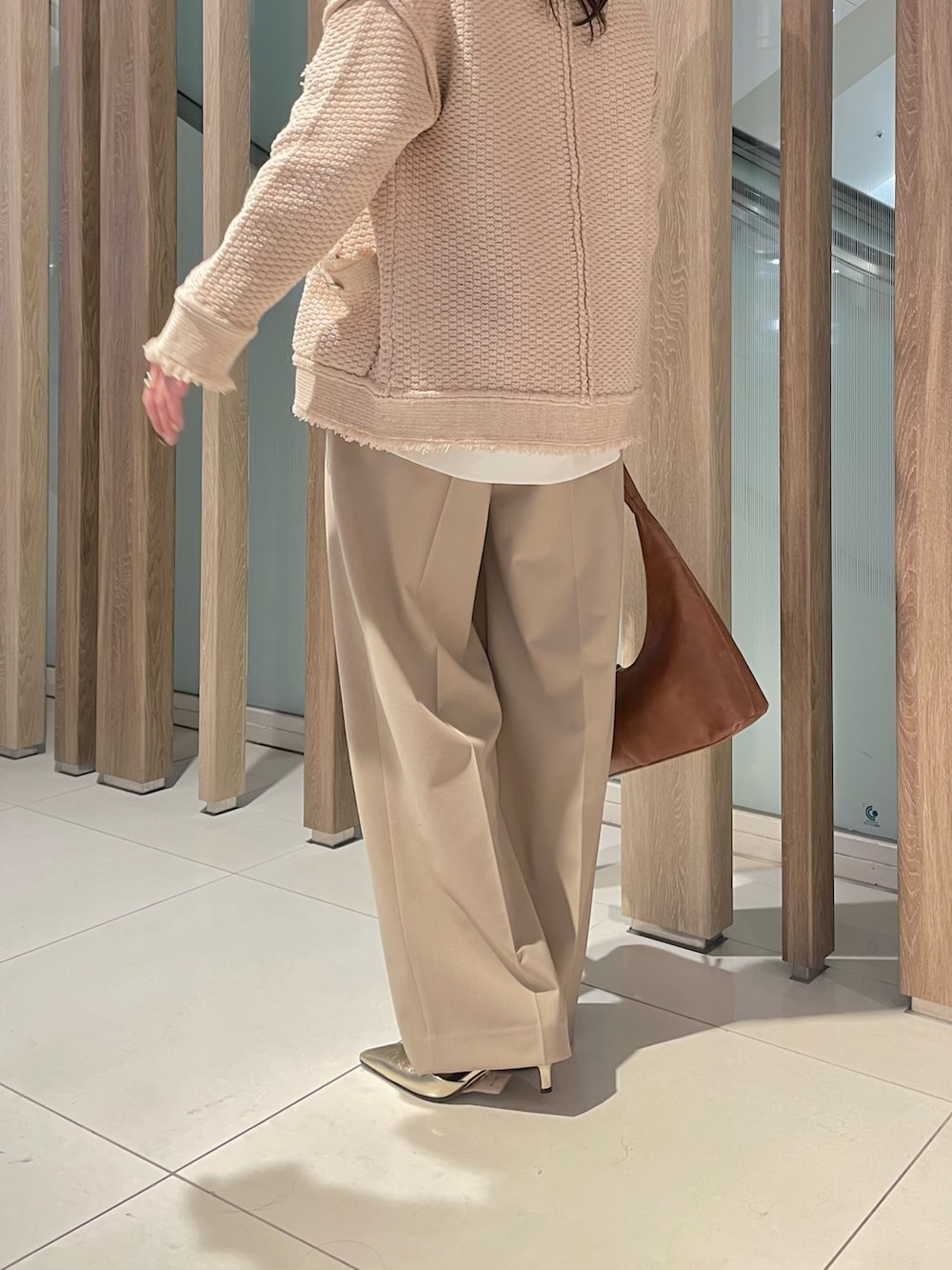 「春色、スラックス、春服コーデ、おでかけコーデ、ゆるコーデ、大人コーデ、オトナ女子、カーディガンコーデ、春ニット、ワントーンコーデ、ベージュ、ベージュコーデ、30代コーデ、骨格ウェーブ、ウィムガゼット」|「Whim Gazetteのワイドタックパンツ(スラックス、ベージュ系)」を使った、CHIHIROさん(レディース・161cm)の春コーディネートの5枚目の写真