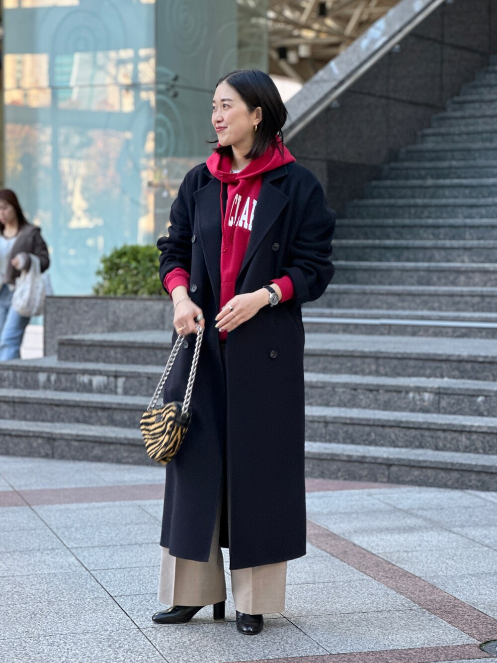 「マイベストコーデ2023、クリスマスに着たい服、ロングコート、冬アウター、リバーコート、赤、きれいめカジュアル、パーカー、古着、古着MIX、タックパンツ、パンツスタイル、ショートブーツ、休日スタイル、30代コーデ」｜「FABIO RUSCONIの【FABIO RUSCONI】チャンキヒールプレーンショートブーツ（ブーツ、ブラック系）」を使った、CHIHIROさん（レディース・161cm）の冬コーディネートの2枚目の写真