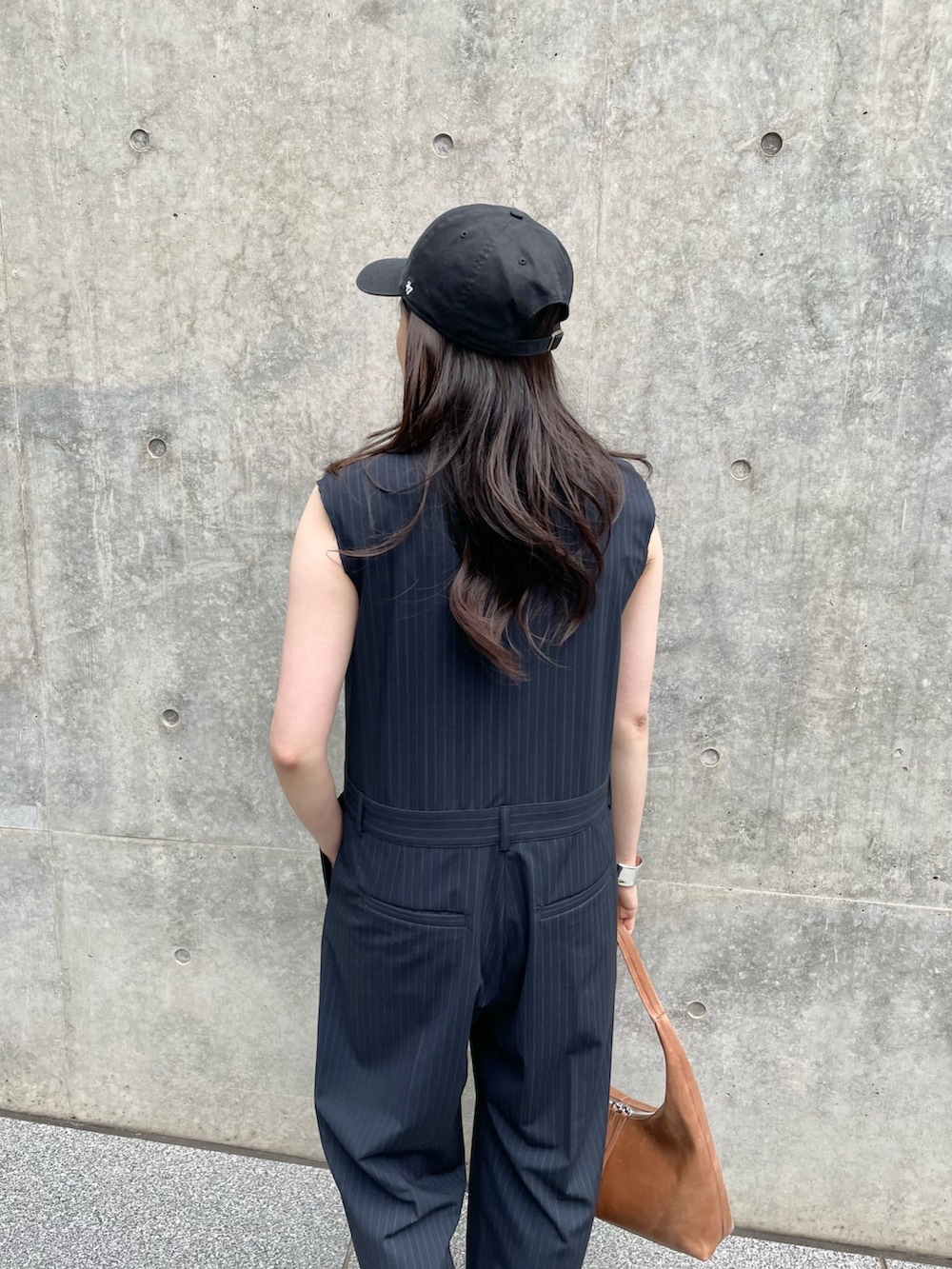 「サンダル、やっぱり帽子が好き、休日スタイル、お出かけコーデ、オールインワン、ジャンプスーツ、ハンサムコーデ、大人カジュアル、キャップ、グルカサンダル、バングル、ワンショルダー、ストライプ、ノースリーブ、30代コーデ」|「THE PAUSEの【THE PAUSE】テーラーカラーノースリーブジャンプスーツ(つなぎ/オールインワン、ブルー系)」を使った、CHIHIROさん(レディース・161cm)の春コーディネートの8枚目の写真