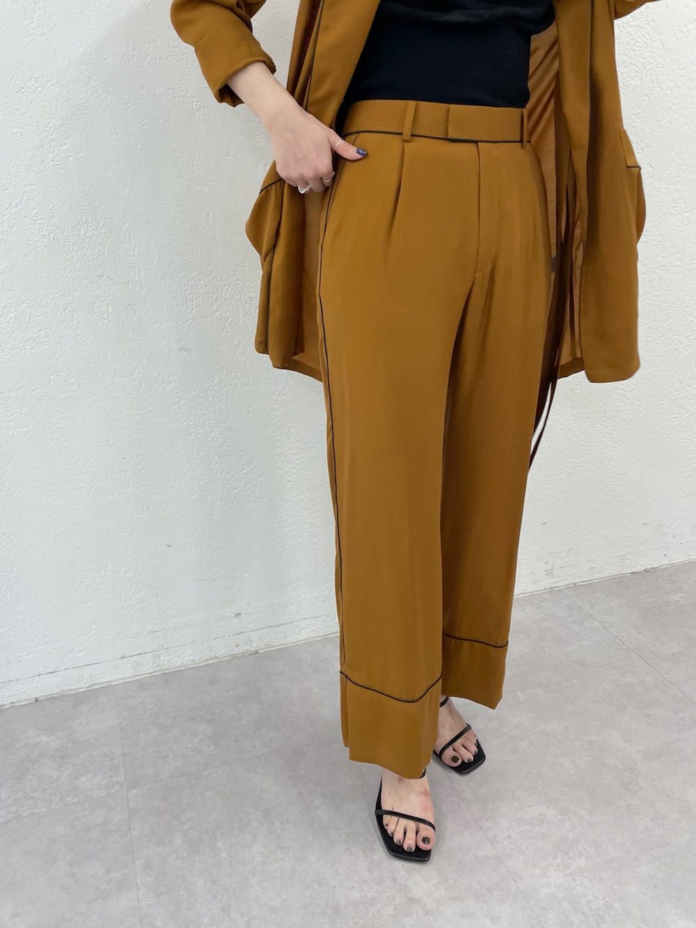 ブラック系のサンダル、イエロー系のその他パンツ、イエロー系のパンツを着用したレディースの春コーディネートの4枚目の写真