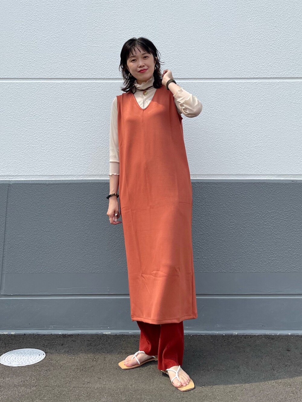 レッド系のワンピース、レッド系のその他パンツ、ベージュ系のTシャツ/カットソーを着用したレディースの夏コーディネートの2枚目の写真