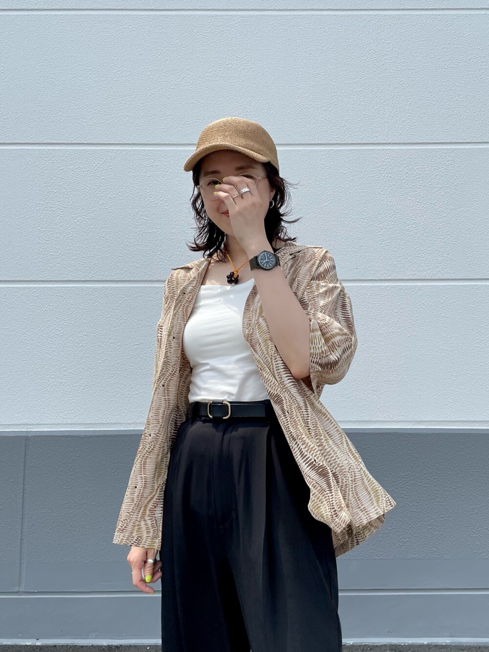 ブラック系のパンツ、ベージュ系のシャツ/ブラウス、ブラック系のベルトを着用したレディースの夏コーディネートの2枚目の写真