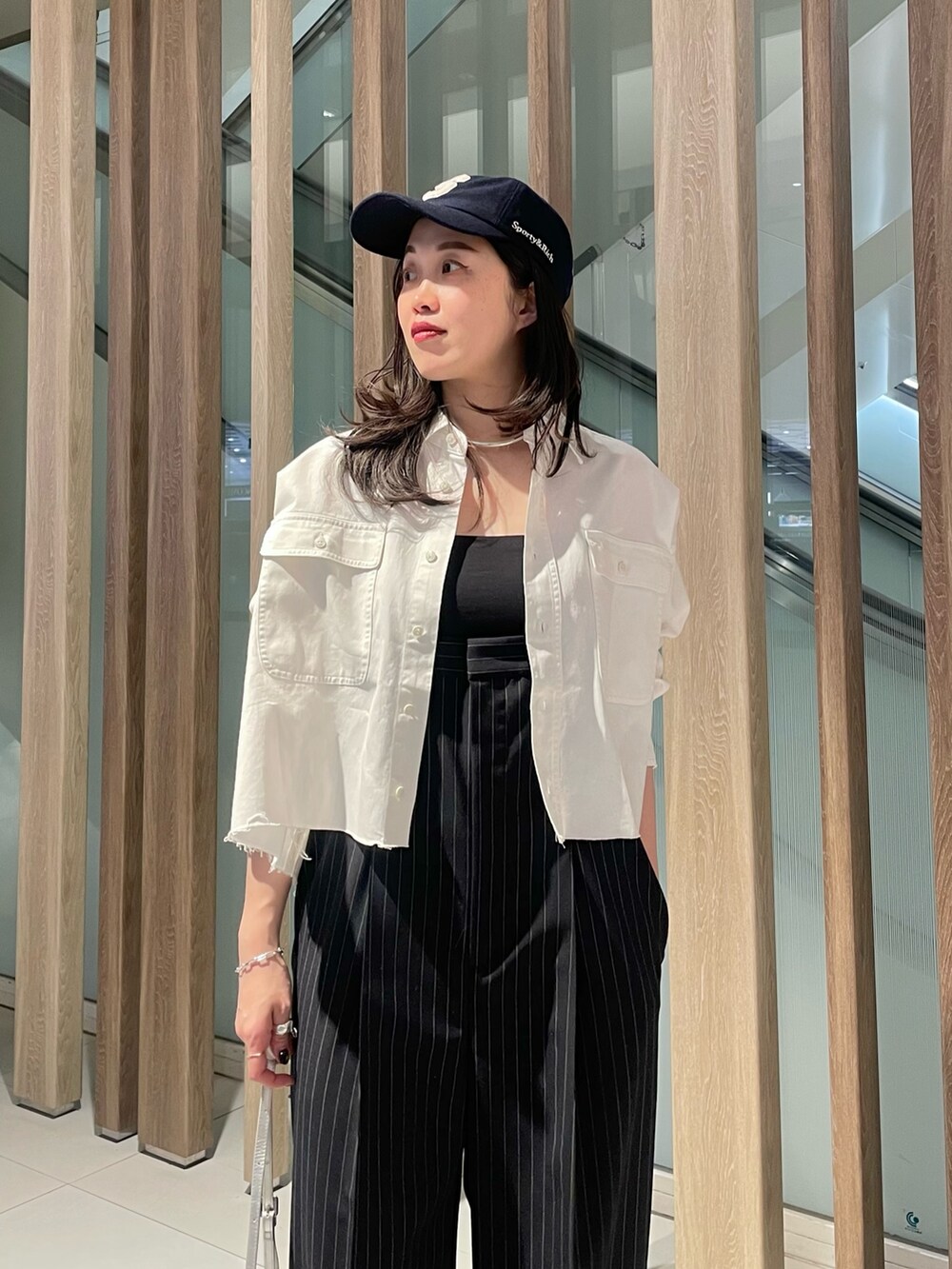 ブルー系のつなぎ/オールインワン、シルバー系のショルダーバッグ、ホワイト系のシャツ/ブラウスを着用したレディースの春コーディネートの3枚目の写真