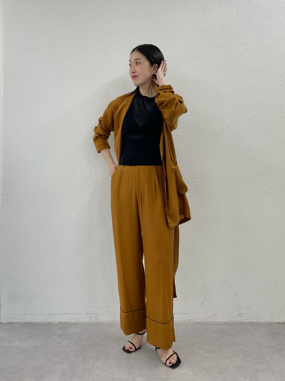 ブラック系のサンダル、イエロー系のその他パンツ、イエロー系のパンツを着用したレディースの春コーディネートの3枚目の写真