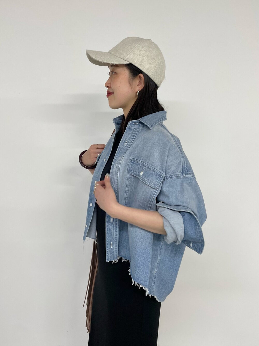 「春夏コーデ、休日スタイル、お出かけコーデ、オトナカジュアル、シンプルコーデ、リラックススタイル、デニムシャツ、クロップドトップス、ワンピース、ロングワンピース、キャップ、ビーチサンダル、カジュアルコーデ、春コーデ、ウィムガゼット」|「Whim Gazetteの【TKEES】エナメルビーチサンダル(サンダル、ブラック系)」を使った、CHIHIROさん(レディース・161cm)の春コーディネートの5枚目の写真