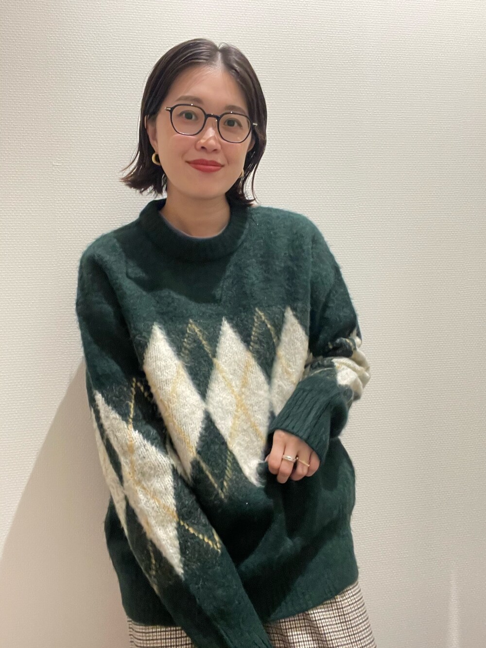 ブラック系のニット/セーター、グリーン系のニット/セーター、ブラック系のハットを着用したレディースの秋コーディネートの2枚目の写真