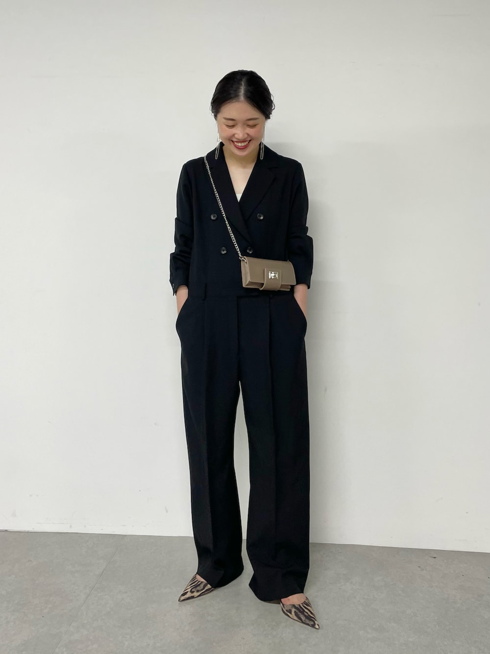 「韓国ファッション、オールブラック、オールインワン、ジャンプスーツ、テーラード、ブラックコーデ、ハンサムコーデ、大人カジュアル、大人コーデ、ラクチンコーデ、パンツスタイル、チェーンバッグ、ミニバッグ、30代コーデ、骨格ウェーブ」｜「THE PAUSEの【THE PAUSE】テーラーカラージャンプスーツ（つなぎ/オールインワン、ブラック系）」を使った、CHIHIROさん（レディース・161cm）の夏コーディネートの2枚目の写真