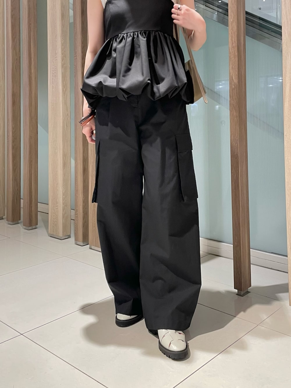 ブラック系のシャツ/ブラウス、ホワイト系のTシャツ/カットソー、ブラック系のカーゴパンツを着用したレディースの春コーディネートの5枚目の写真