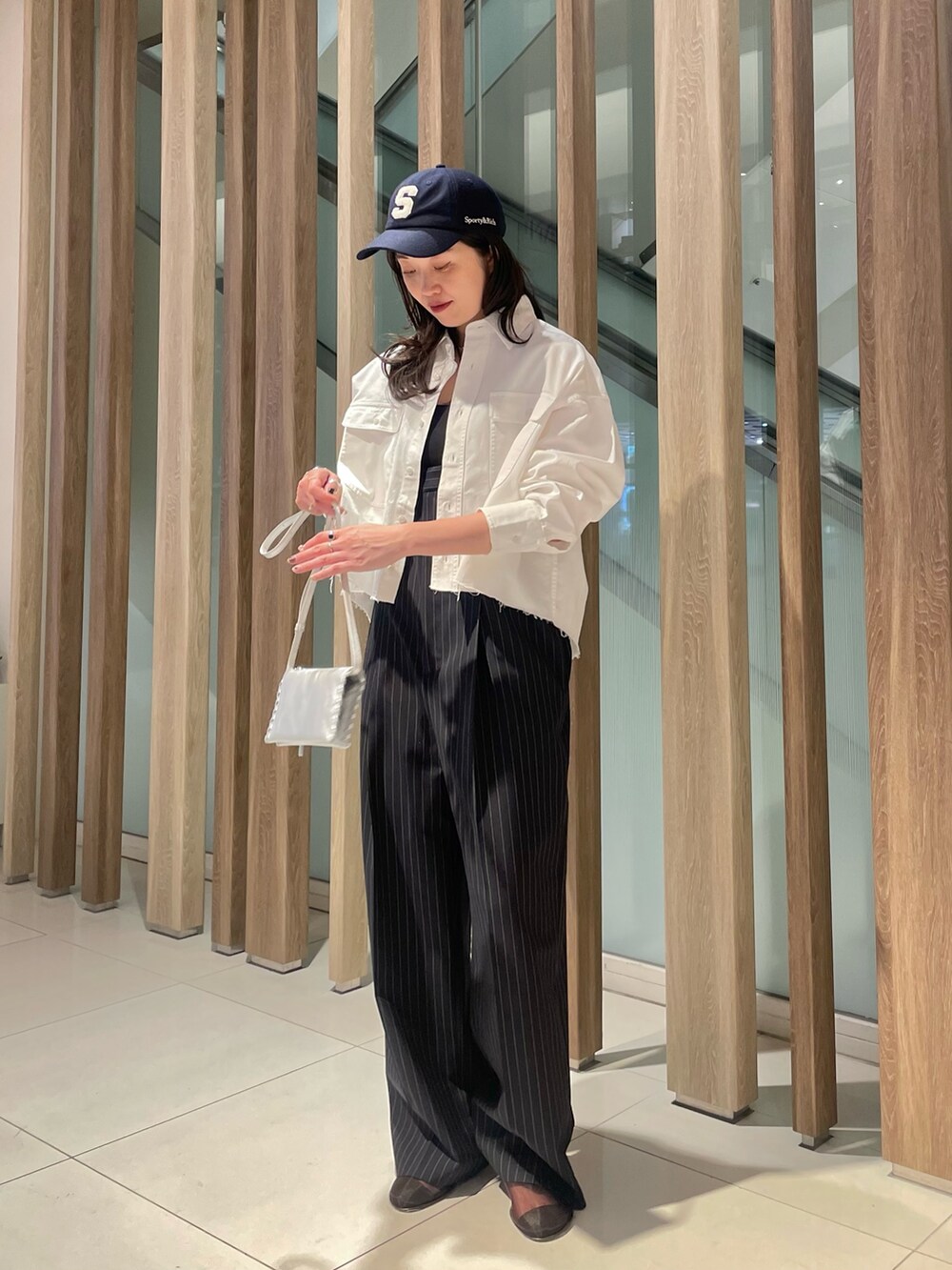 ブルー系のつなぎ/オールインワン、シルバー系のショルダーバッグ、ホワイト系のシャツ/ブラウスを着用したレディースの春コーディネートの5枚目の写真