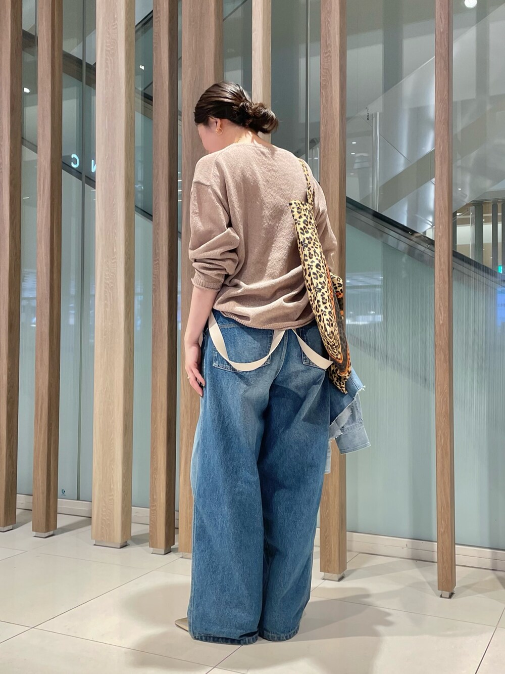 「シアートップス、今日のコーデ、春カラー、パンツコーデ、楽チンコーデ、ベージュコーデ、メッシュ、メッシュニット、デニム、デニムパンツ、デニムコーデ、サスペンダー、レオパード、トートバッグ、30代コーデ」|「Whim Gazetteの【Hoaw.】ポインテッドパンプス(パンプス、ゴールド系)」を使った、CHIHIROさん(レディース・161cm)の春コーディネートの2枚目の写真