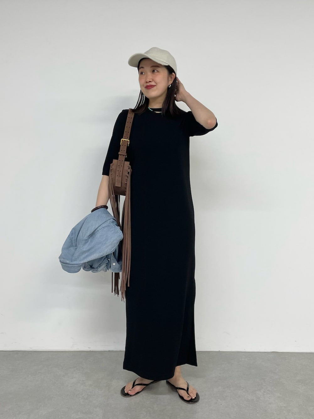 「春夏コーデ、休日スタイル、お出かけコーデ、オトナカジュアル、シンプルコーデ、リラックススタイル、デニムシャツ、クロップドトップス、ワンピース、ロングワンピース、キャップ、ビーチサンダル、カジュアルコーデ、春コーデ、ウィムガゼット」|「Whim Gazetteの【TKEES】エナメルビーチサンダル(サンダル、ブラック系)」を使った、CHIHIROさん(レディース・161cm)の春コーディネートの3枚目の写真