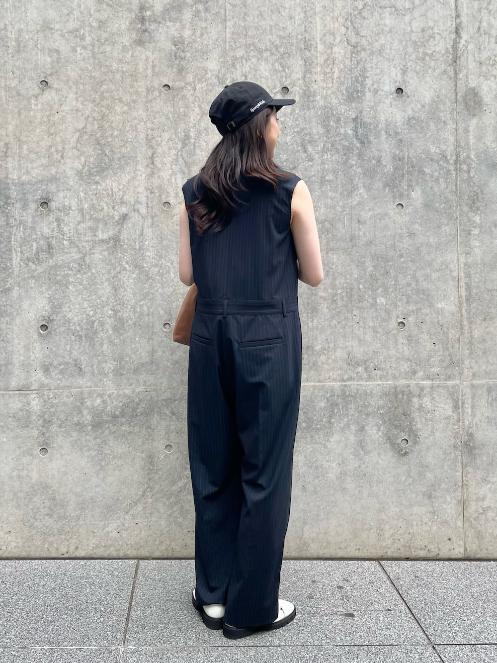 「サンダル、やっぱり帽子が好き、休日スタイル、お出かけコーデ、オールインワン、ジャンプスーツ、ハンサムコーデ、大人カジュアル、キャップ、グルカサンダル、バングル、ワンショルダー、ストライプ、ノースリーブ、30代コーデ」|「THE PAUSEの【THE PAUSE】テーラーカラーノースリーブジャンプスーツ(つなぎ/オールインワン、ブルー系)」を使った、CHIHIROさん(レディース・161cm)の春コーディネートの2枚目の写真
