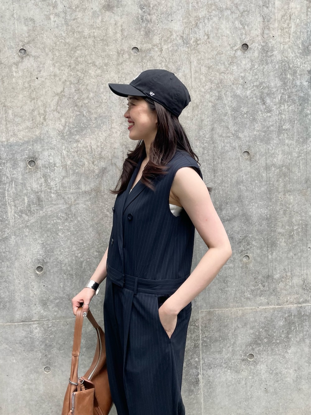 「サンダル、やっぱり帽子が好き、休日スタイル、お出かけコーデ、オールインワン、ジャンプスーツ、ハンサムコーデ、大人カジュアル、キャップ、グルカサンダル、バングル、ワンショルダー、ストライプ、ノースリーブ、30代コーデ」|「THE PAUSEの【THE PAUSE】テーラーカラーノースリーブジャンプスーツ(つなぎ/オールインワン、ブルー系)」を使った、CHIHIROさん(レディース・161cm)の春コーディネートの7枚目の写真