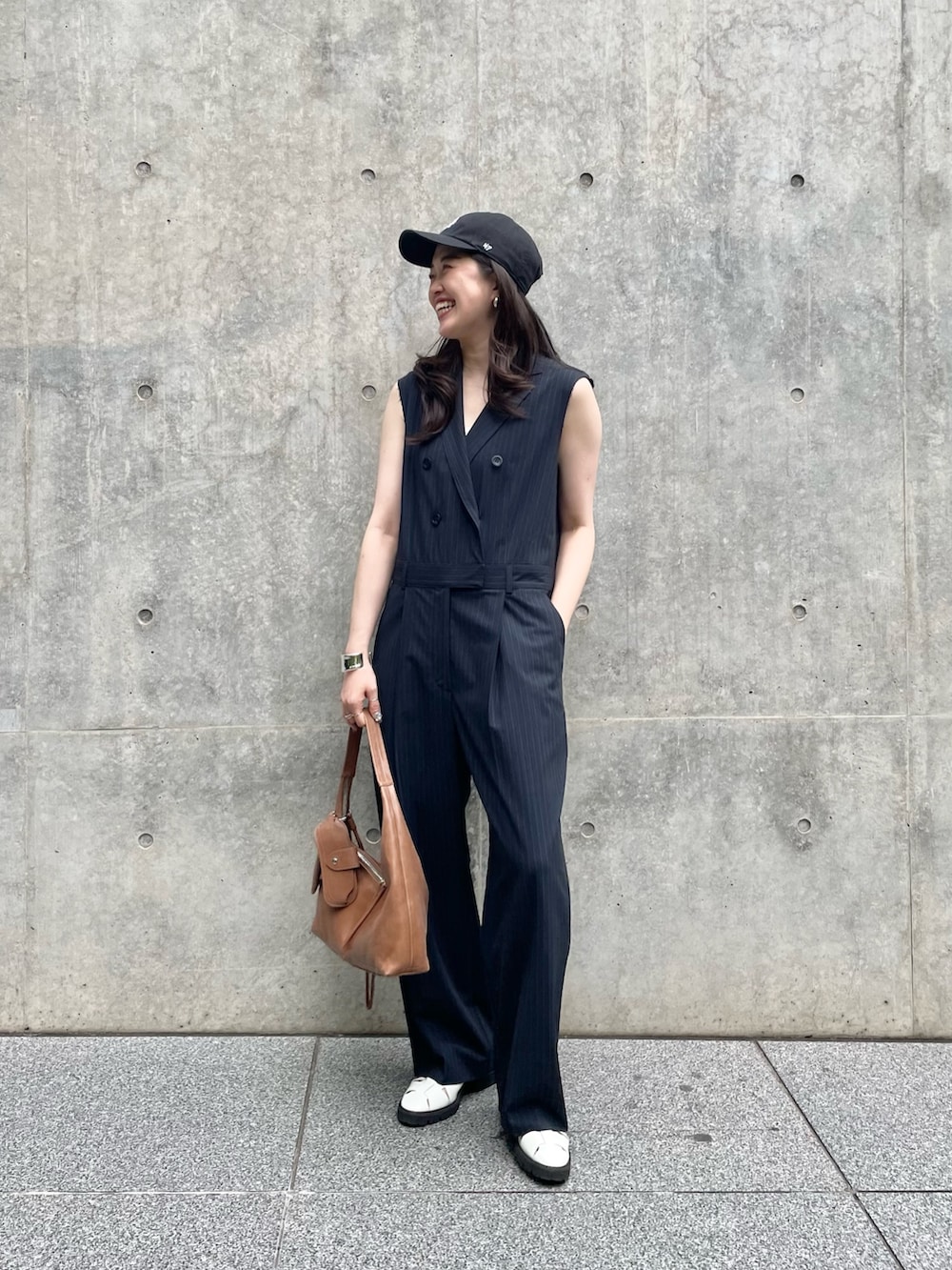 「サンダル、やっぱり帽子が好き、休日スタイル、お出かけコーデ、オールインワン、ジャンプスーツ、ハンサムコーデ、大人カジュアル、キャップ、グルカサンダル、バングル、ワンショルダー、ストライプ、ノースリーブ、30代コーデ」|「THE PAUSEの【THE PAUSE】テーラーカラーノースリーブジャンプスーツ(つなぎ/オールインワン、ブルー系)」を使った、CHIHIROさん(レディース・161cm)の春コーディネートの5枚目の写真