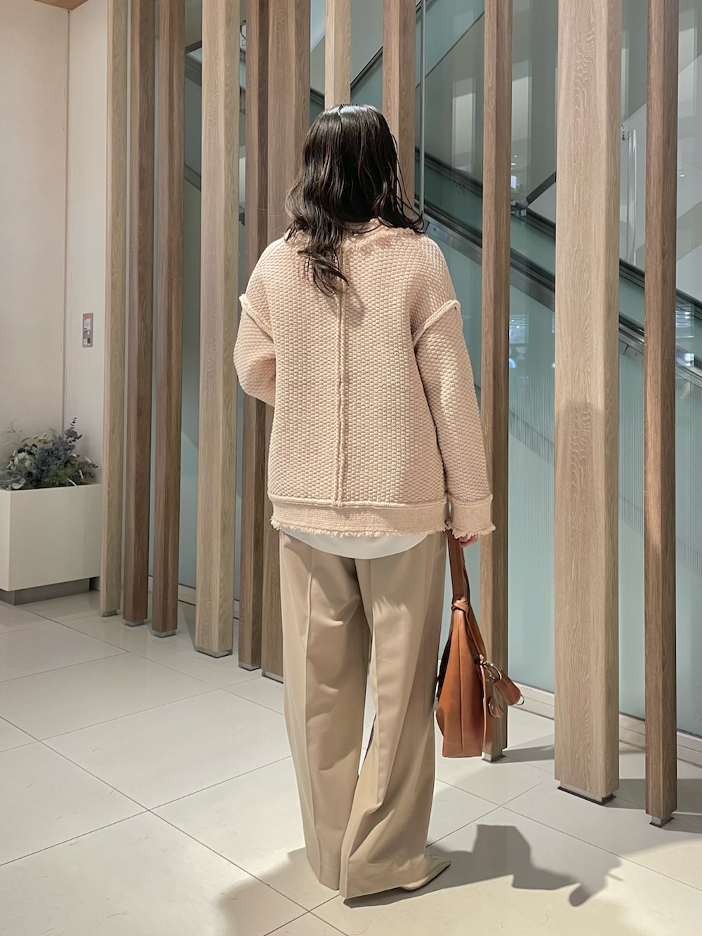 「春色、スラックス、春服コーデ、おでかけコーデ、ゆるコーデ、大人コーデ、オトナ女子、カーディガンコーデ、春ニット、ワントーンコーデ、ベージュ、ベージュコーデ、30代コーデ、骨格ウェーブ、ウィムガゼット」|「Whim Gazetteのワイドタックパンツ(スラックス、ベージュ系)」を使った、CHIHIROさん(レディース・161cm)の春コーディネートの2枚目の写真