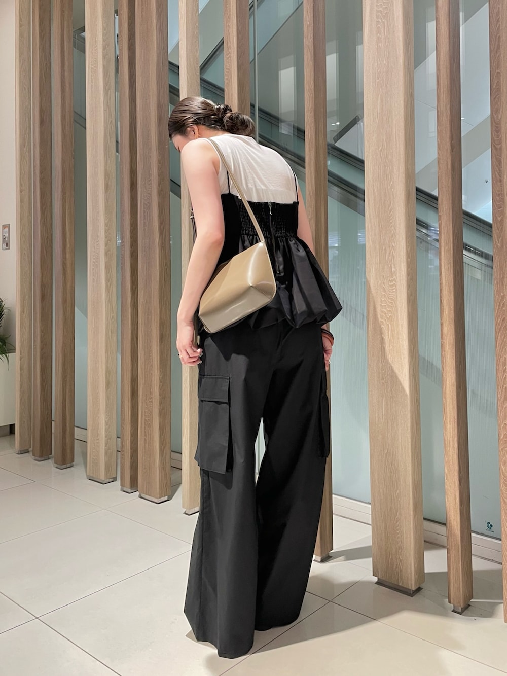 ブラック系のシャツ/ブラウス、ホワイト系のTシャツ/カットソー、ブラック系のカーゴパンツを着用したレディースの春コーディネートの2枚目の写真