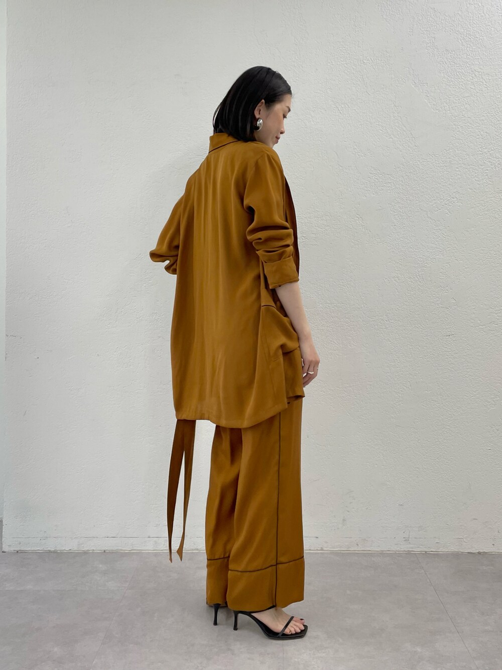 ブラック系のサンダル、イエロー系のその他パンツ、イエロー系のパンツを着用したレディースの春コーディネートの2枚目の写真