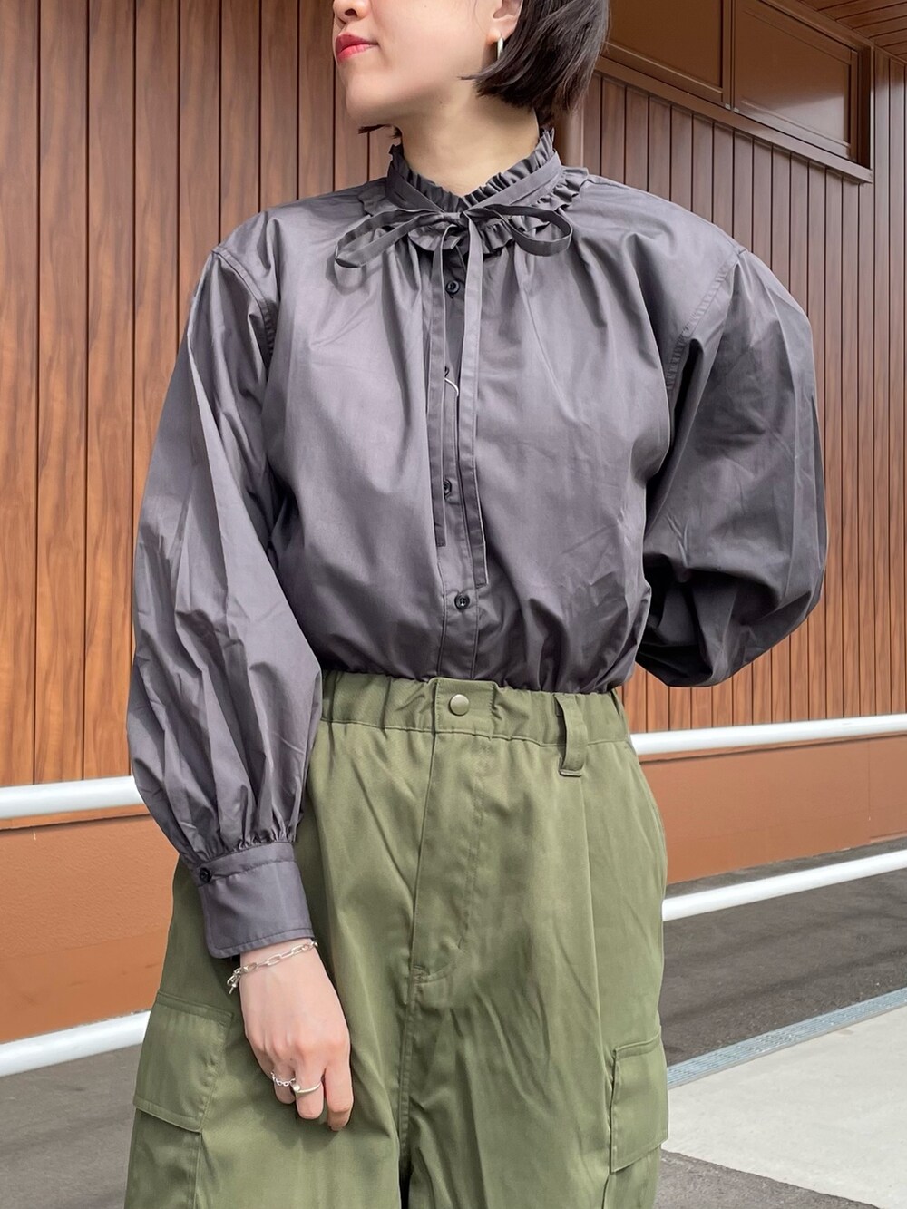 ブラック系のショルダーバッグ、グリーン系のカーゴパンツ、グレー系のシャツ/ブラウスを着用したレディースの春コーディネートの3枚目の写真