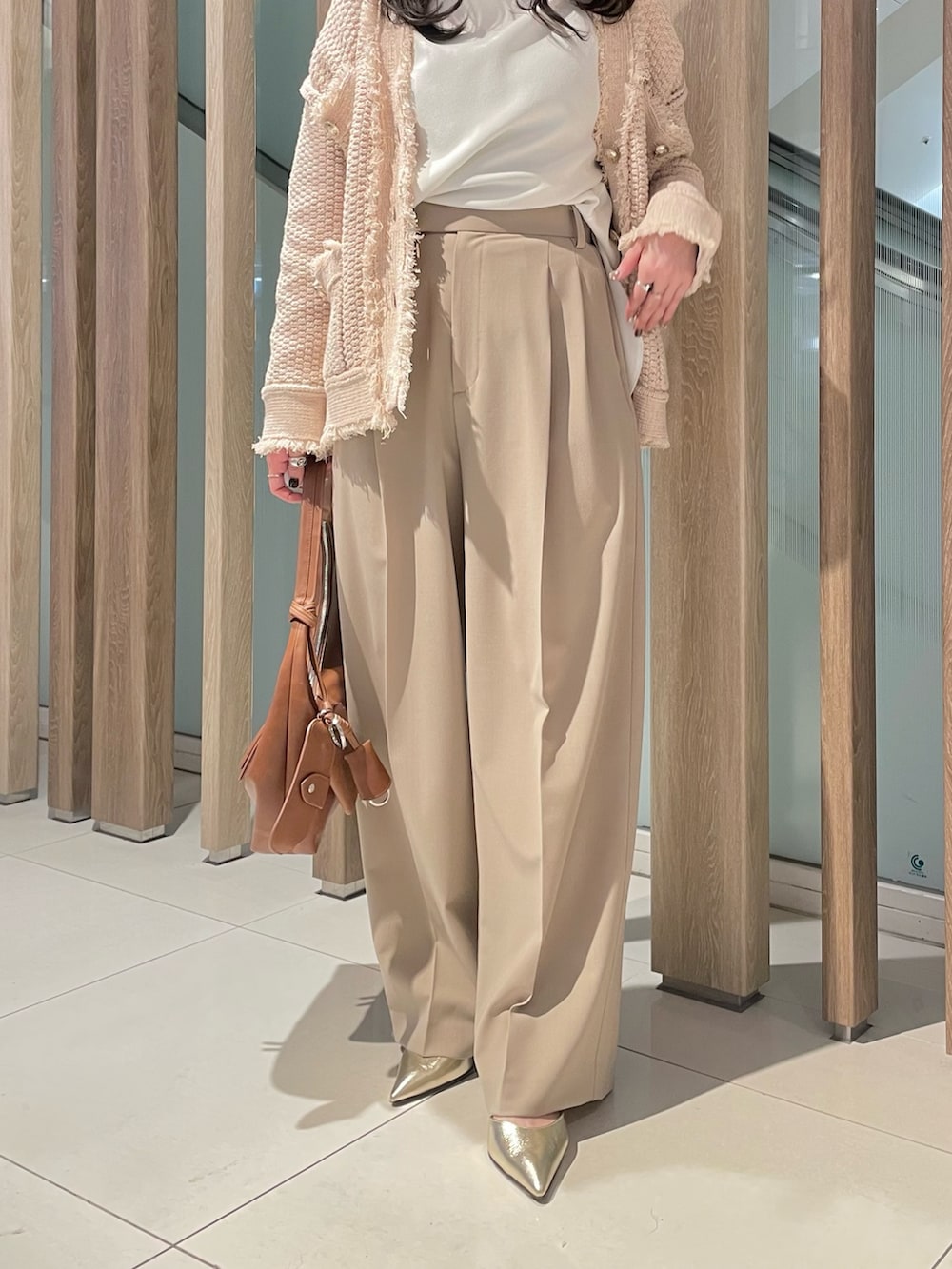 「春色、スラックス、春服コーデ、おでかけコーデ、ゆるコーデ、大人コーデ、オトナ女子、カーディガンコーデ、春ニット、ワントーンコーデ、ベージュ、ベージュコーデ、30代コーデ、骨格ウェーブ、ウィムガゼット」|「Whim Gazetteのワイドタックパンツ(スラックス、ベージュ系)」を使った、CHIHIROさん(レディース・161cm)の春コーディネートの4枚目の写真
