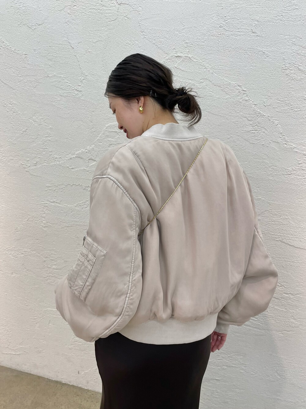 ブラック系のローファー、ブラウン系のスカート、ブラウン系のショルダーバッグを着用したレディースの夏コーディネートの4枚目の写真