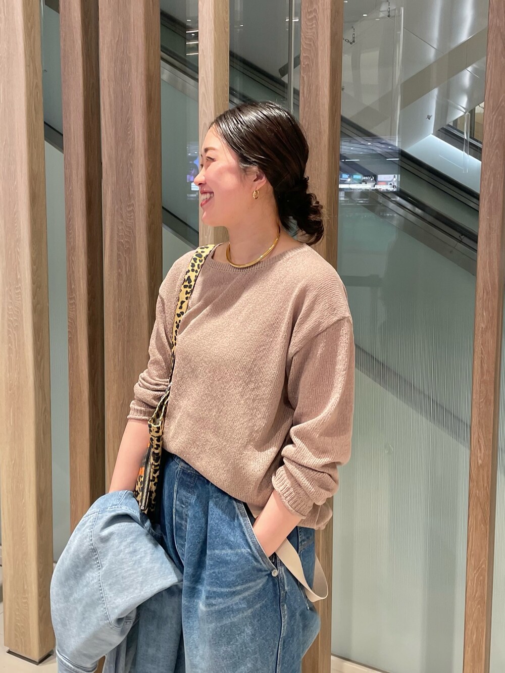 「シアートップス、今日のコーデ、春カラー、パンツコーデ、楽チンコーデ、ベージュコーデ、メッシュ、メッシュニット、デニム、デニムパンツ、デニムコーデ、サスペンダー、レオパード、トートバッグ、30代コーデ」|「Whim Gazetteの【Hoaw.】ポインテッドパンプス(パンプス、ゴールド系)」を使った、CHIHIROさん(レディース・161cm)の春コーディネートの3枚目の写真