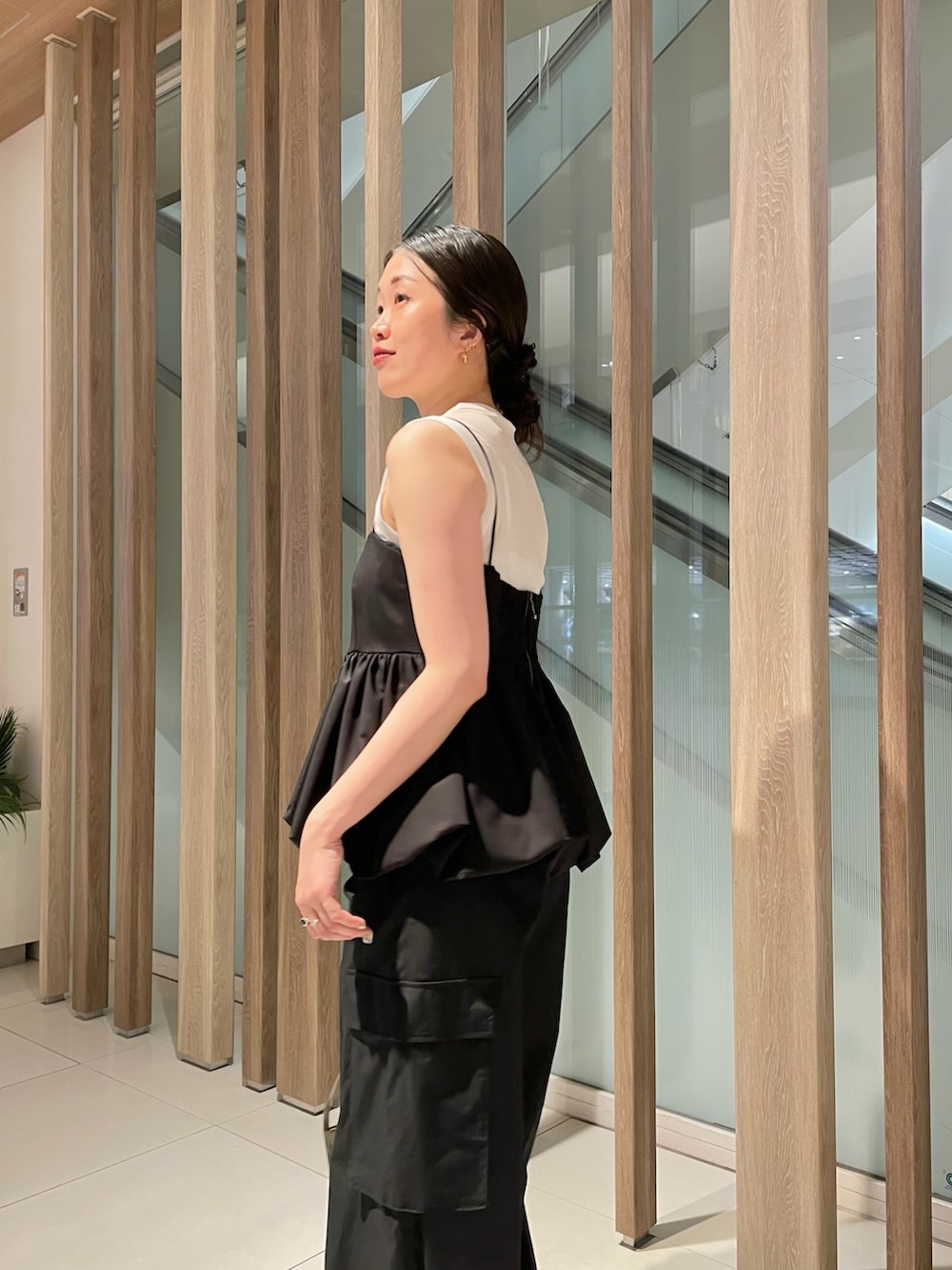 ブラック系のシャツ/ブラウス、ホワイト系のTシャツ/カットソー、ブラック系のカーゴパンツを着用したレディースの春コーディネートの8枚目の写真