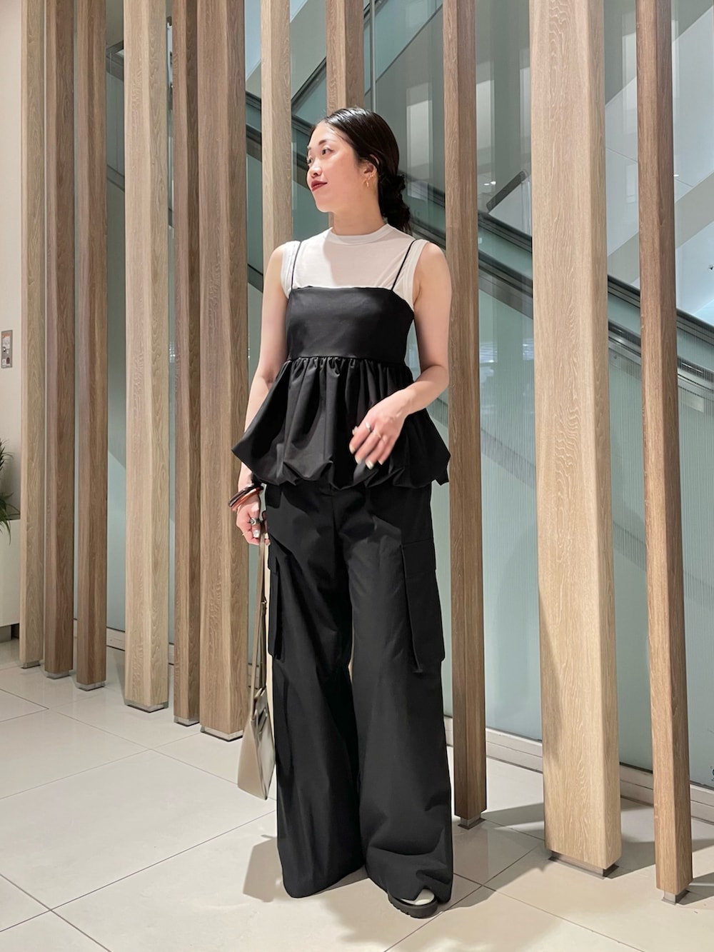 ブラック系のシャツ/ブラウス、ホワイト系のTシャツ/カットソー、ブラック系のカーゴパンツを着用したレディースの春コーディネートの6枚目の写真