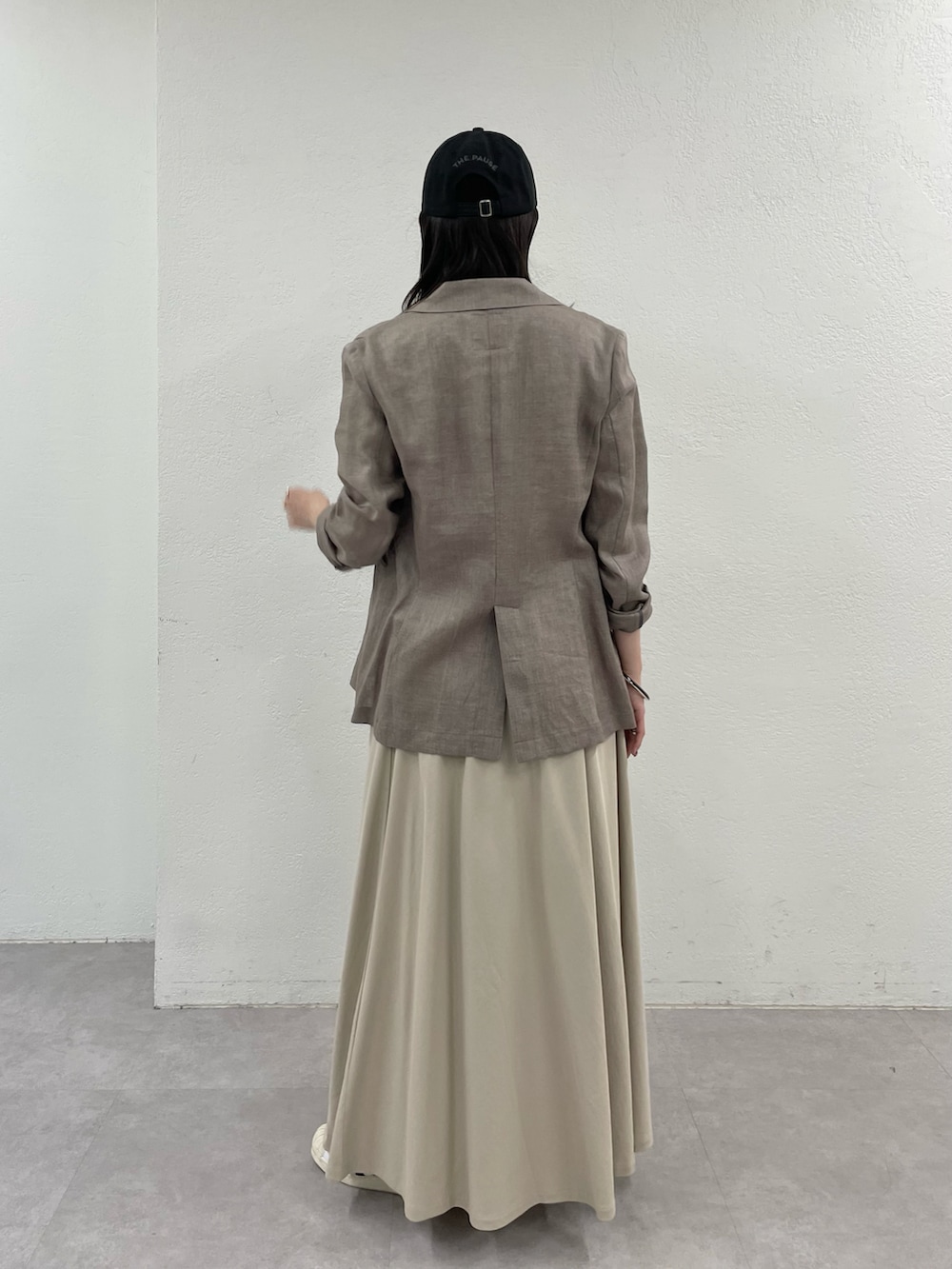 ホワイト系のTシャツ/カットソー、ベージュ系のテーラードジャケット、ベージュ系のスカートを着用したレディースの春コーディネートの2枚目の写真